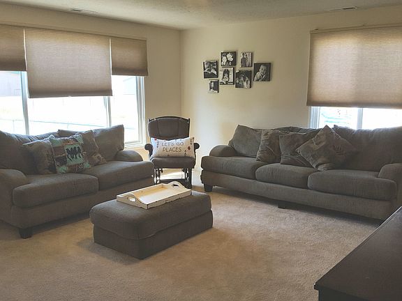 4th image of 409 E E