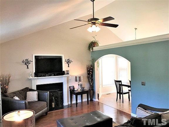 4th image of 132 Carriage Hill Dr