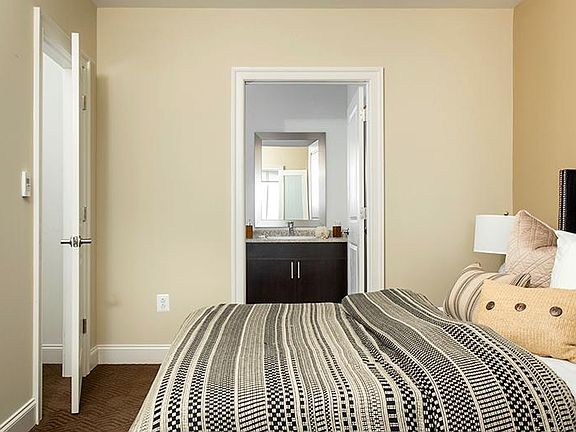 4th image of 252 N Columbus Blvd #817