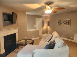 19 Foxcroft Rd APT 203, Naperville, IL 60565