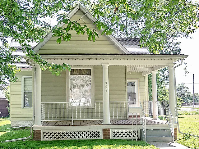 906 N Hickory St photo 1