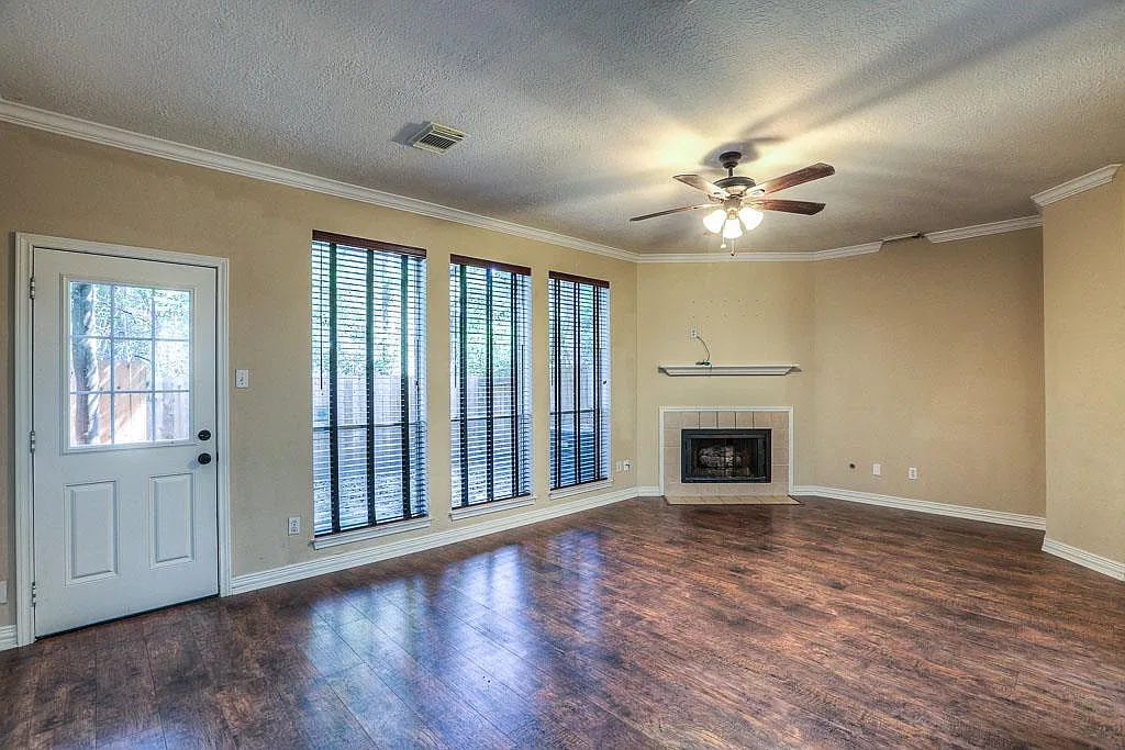 3 bed, 2.5 bath, 1589 sqft, $1,900 — Photo 3