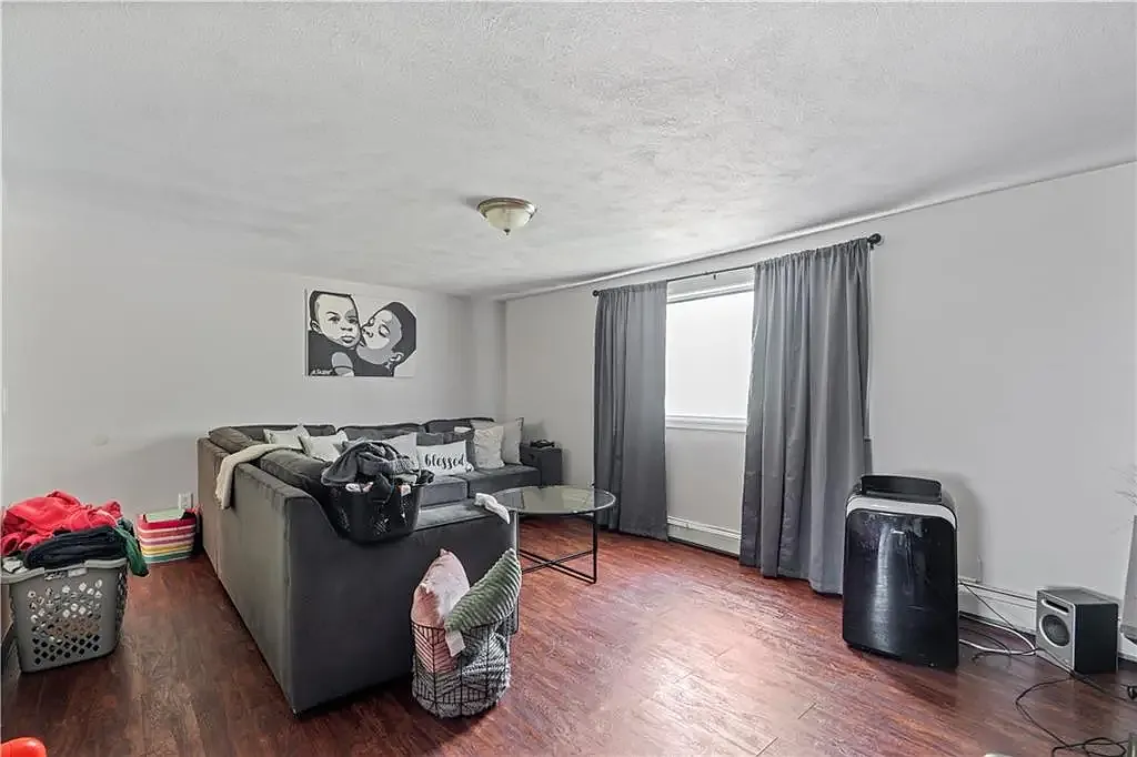 2 bed, 850 sqft, $1,950 — Photo 2