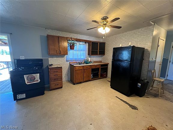 2nd image of 1081 Creek Rd