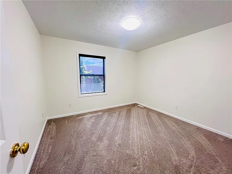131 Broxbourne Dr — Photo 11