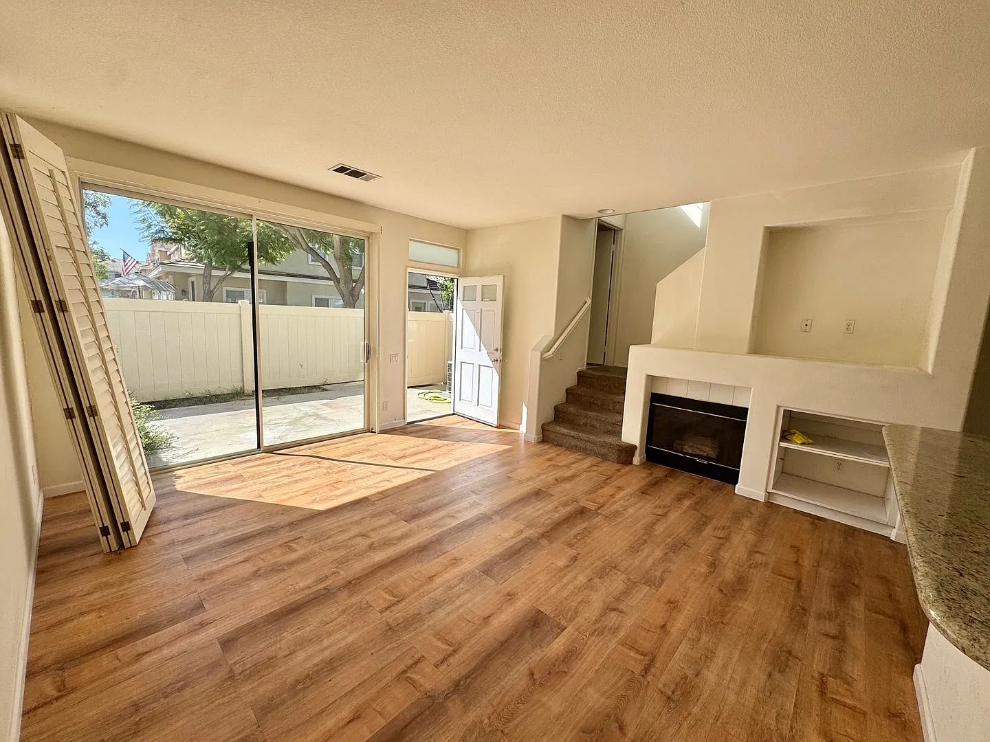 Welcome home to this large unit with plenty of natural light!! — Photo 3