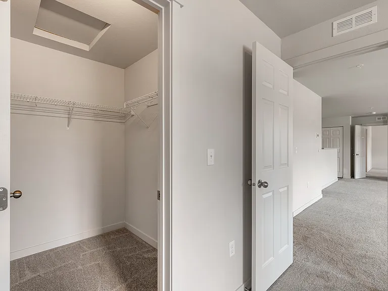 Crown Pointe Apartments — Photo 16