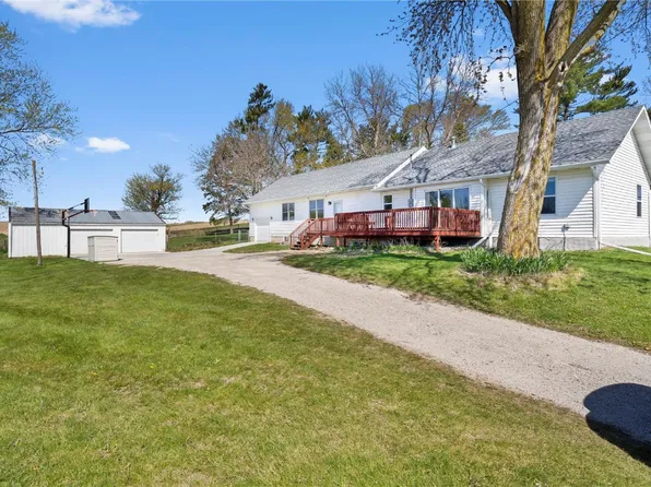 5170 N Center Point Rd, Walker, IA 52352