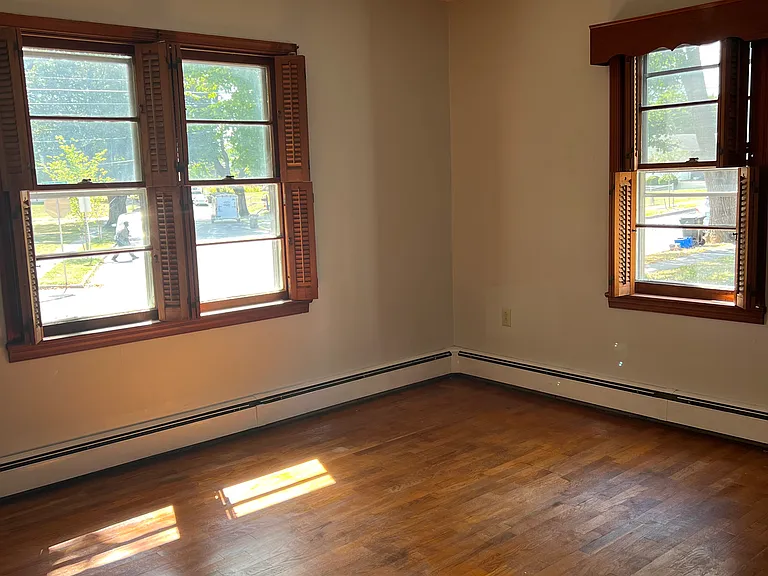 112 Lambden Ave — Photo 4