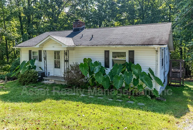 3 bed, 1.0 bath, 1364 sqft, $1,695 — Photo 2