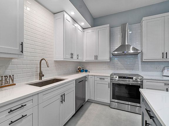 3rd image of 16868 Isle Of Palms Dr APT D