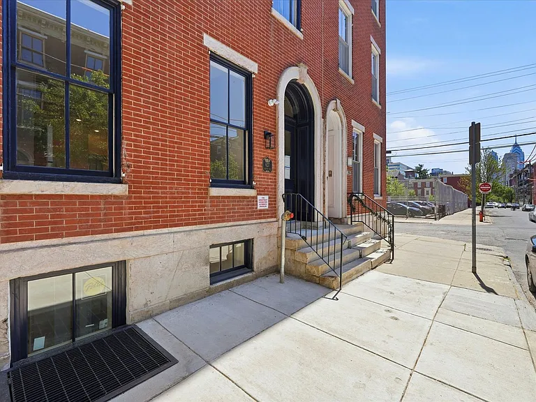 627 N 16th St — Photo 8