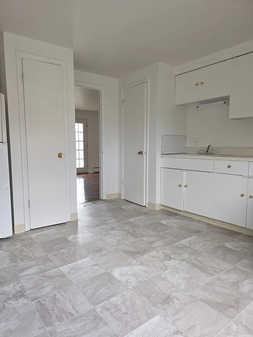 2 bedroom upper — Photo 4