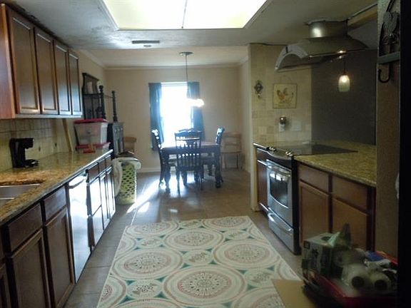 4th image of 1100 Bluebonnet Cir