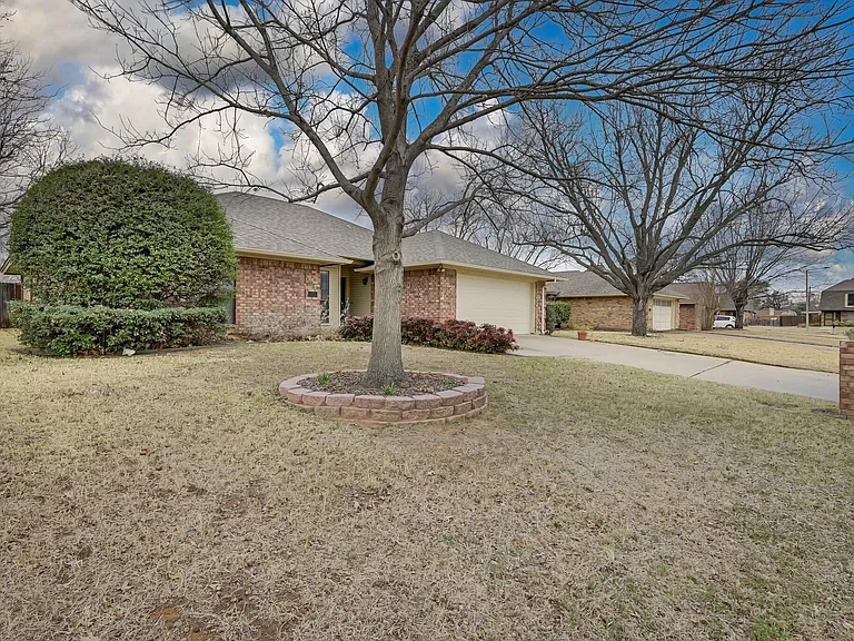 2306 Lovell Ct — Photo 3