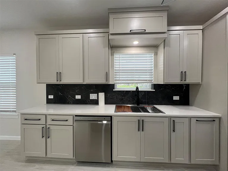 817 Center St — Photo 8