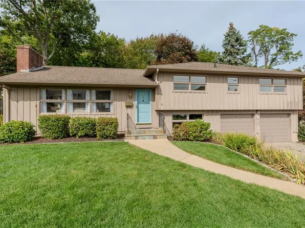 22 Whitewood Dr, Cranston, RI 02920