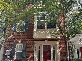 996 Harrison Cres, Alexandria, VA 22304