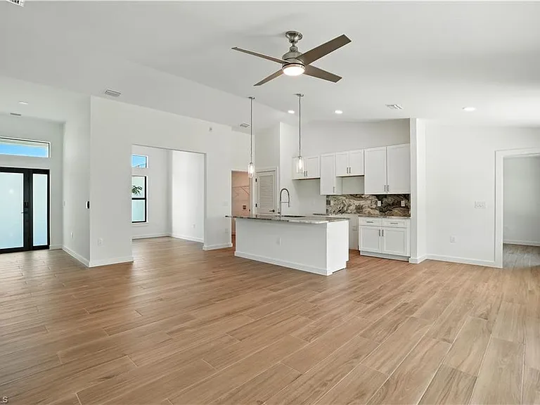 2607 38th St SW — Photo 4