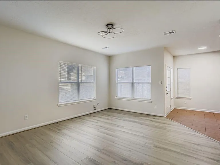 826 Forest Hillside Ln — Photo 7