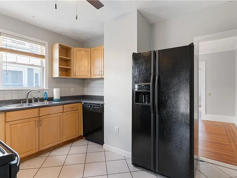 157 Irving Ave — Photo 2
