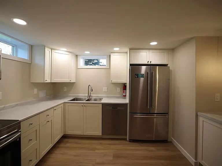 1534 N Woodburn Ave — Photo 8