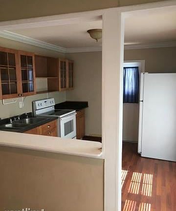 4th image of 730 Winters St
