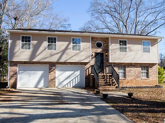 3rd image of 110 Pinewood Ln