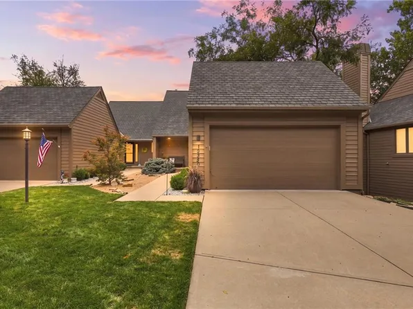 10330 S Clubside Ct, Olathe, KS 66061