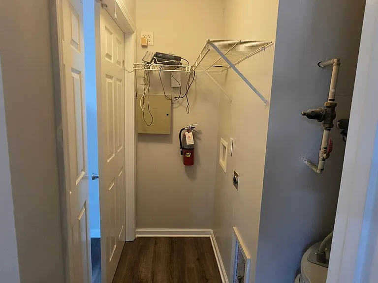 906 Howard St — Photo 16