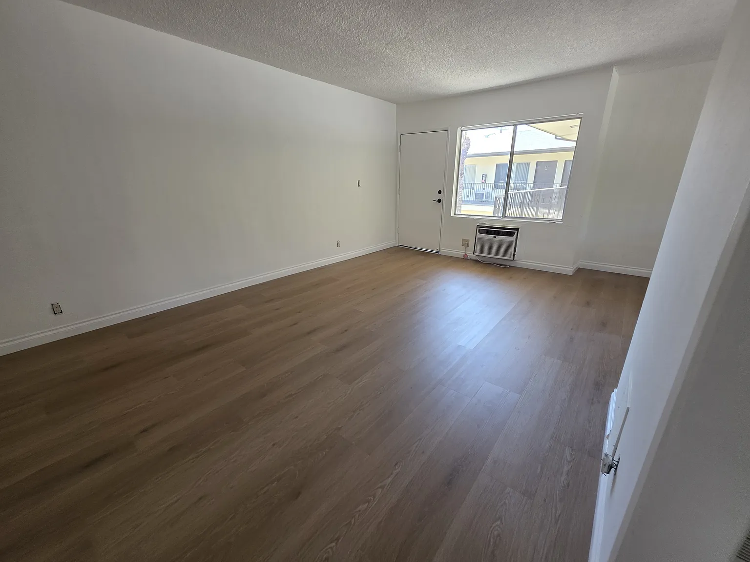 2 bed, 990 sqft, $2,450 — Photo 3