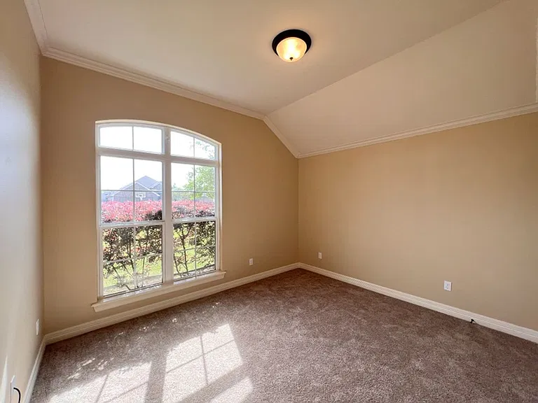 612 Bloomington Ln — Photo 8