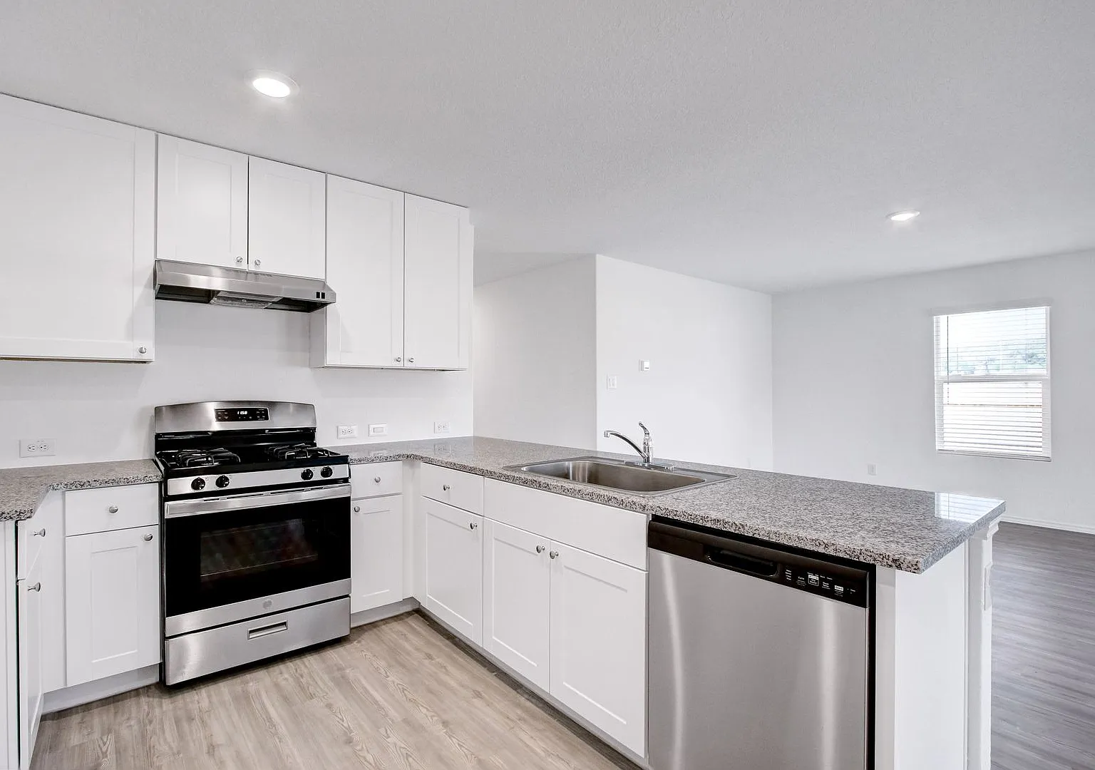 Modern 4-Bedroom Home with Prime Location and Efficient Features — Photo 1