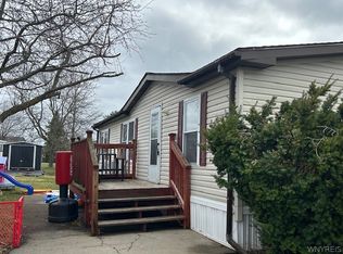 378 Birchwood Dr, Lockport, NY 14094