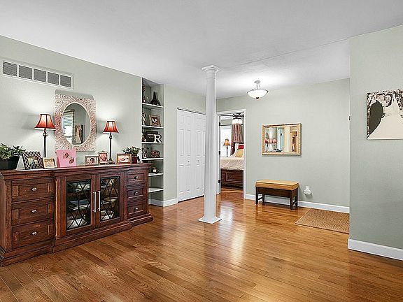 5th image of 904 Milldale Dr