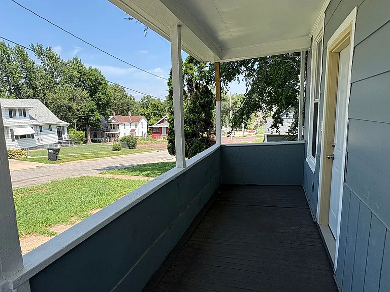 1411 Center St — Photo 2