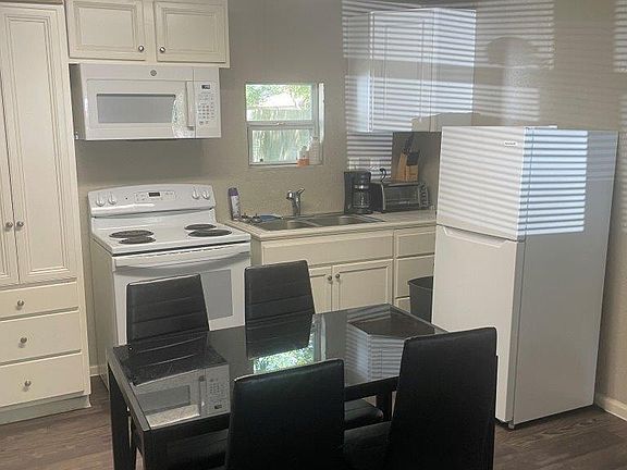 4th image of 918 Maple St