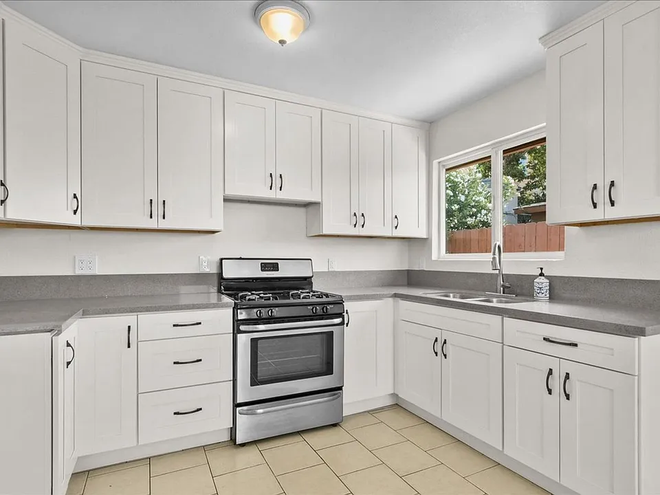 3875-77 Beta St