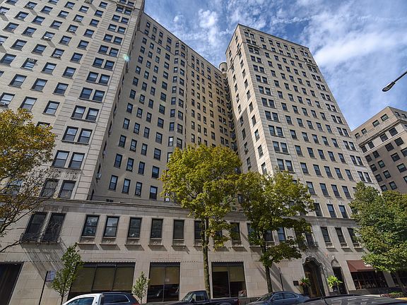 2nd image of 2052 N Lincoln Park W APT 304