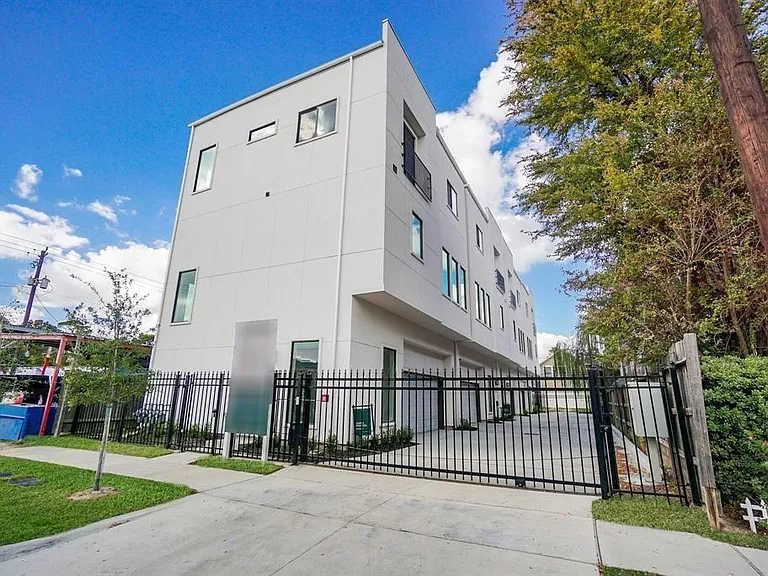 645 W 16th St — Photo 1