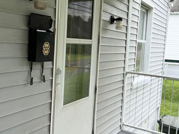 5th image of 329 Spring St