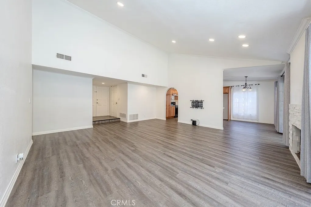 3 bed, 1366 sqft, $4,100 — Photo 2