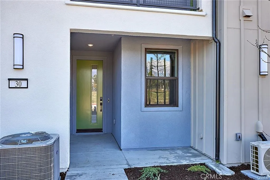 3 bed, 3.5 bath, 1596 sqft, $3,400 — Photo 2