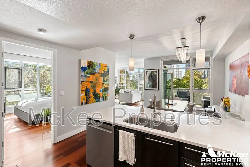 2 bed, 2.0 bath, 1336 sqft, $5,200 — Photo 2