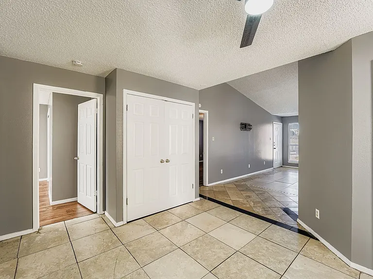 1913 W Loop #C — Photo 4