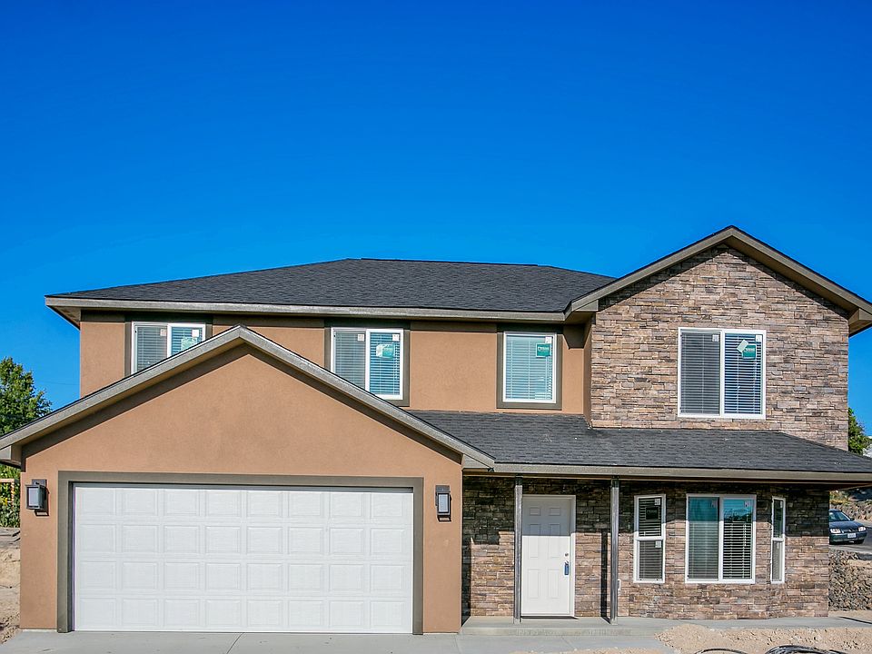 Stucco with stone accents