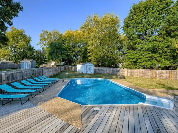 233 S Chambery Dr, Olathe, KS 66061