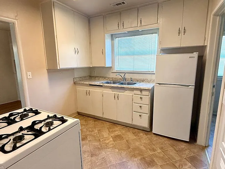 935 W Oak St — Photo 12