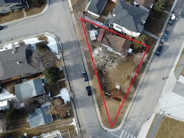 2103 SW Mackay Rd NW, Calgary, AB T3B 1C9