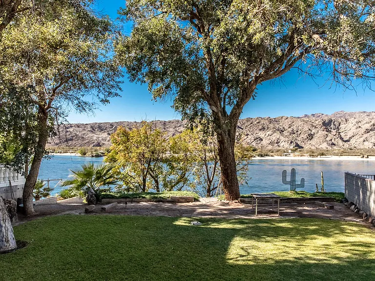 341 Riverfront Dr — Photo 1